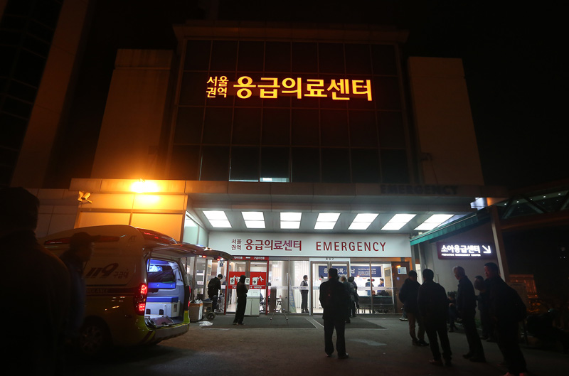 15일 밤 서울 종로구 서울대학교병원 응급실 앞에서 시민들이 민중총궐기 대회에서 경찰이 쏜 물대포를 맞고 의식을 잃은 농민 백남기 씨의 쾌유를 기원하고 있다.