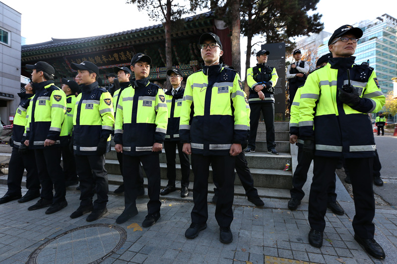 17일 오후 노동절 집회와 민중총궐기 집회를 주도한 혐의로 체포영장이 발부된 한상균 민주노총 위원장이 피신한 서울 종로구 조계사 앞에 경찰들이 배치되어 있다.