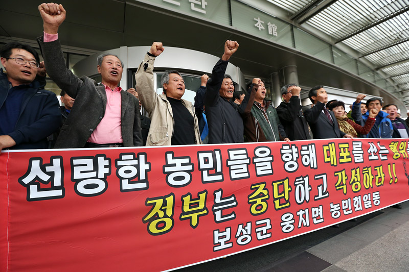 경찰 물대포 직사를 머리에 맞고 사경을 헤매고 있는 백남기 농민의 마을 주민들이 18일 오전 서울 종로구 서울대학교병원 앞에서 물대포를 사용한 정부와 경찰을 규탄하고 있다.