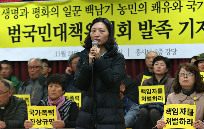 24일 서울 종로구 흥사단 강당에서 열린 생명과 평화의 일꾼 백남기 농민의 쾌유와 국가폭력 규탄 범국민대책위원회 발족 기자회견에서 백남기 농민의 장녀 백도라지 씨가 인사말을 하고 있다.