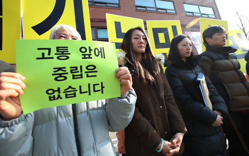 1일 오전 서울 종로구 청운동주민센터 앞에서 경찰 물대포를 맞고 위중한 상태에 놓인 백남기 농민의 자녀들과 천주교정의구현전국연합, 백남기 대책위가 교황에게 보내는 공개서한 전달에 앞서 기자회견을 갖고 있다. 가족들은 경찰의 과잉진압에 대한 사과와 진상규명 등을 요구하고 있다.