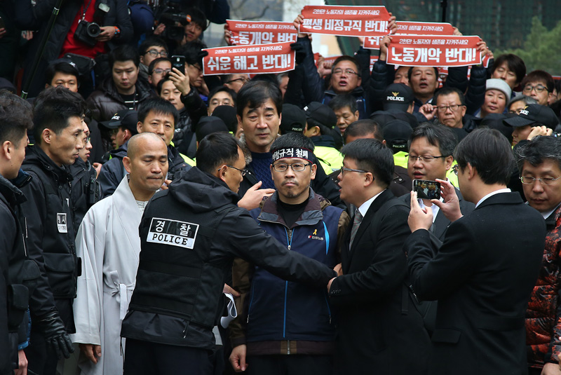 한상균 민주노총 위원장이 10일 오전 서울 종로구 조계사 앞에서 자진출석 하자 경찰이 영장을 집행하고 있다.