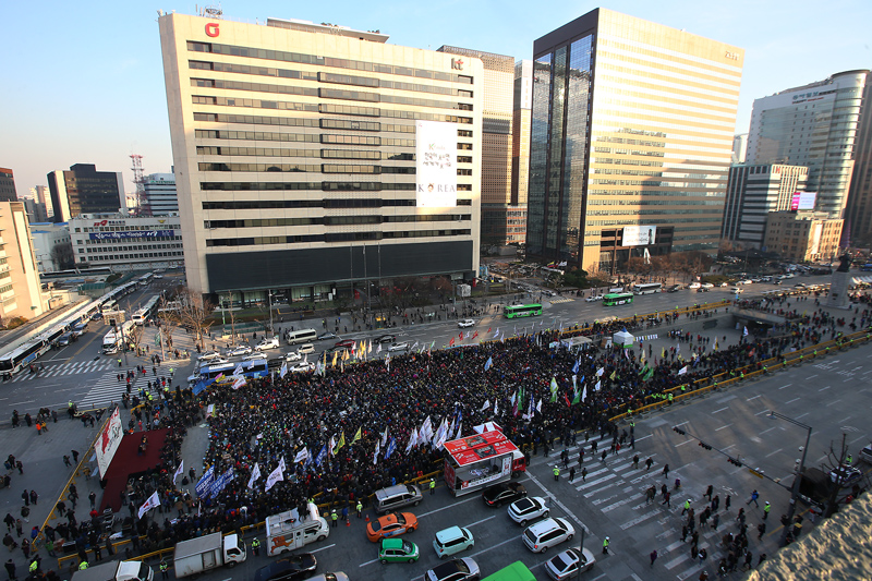 19일 오후 서울 광화문광장에서 열린 노동개악 저지! 백남기 농민 쾌유기원! 3차 민중총궐기 소요문화제에서 가면을 쓴 참가자들이 노래공연에 맞춰 함성을 외치고 있다.