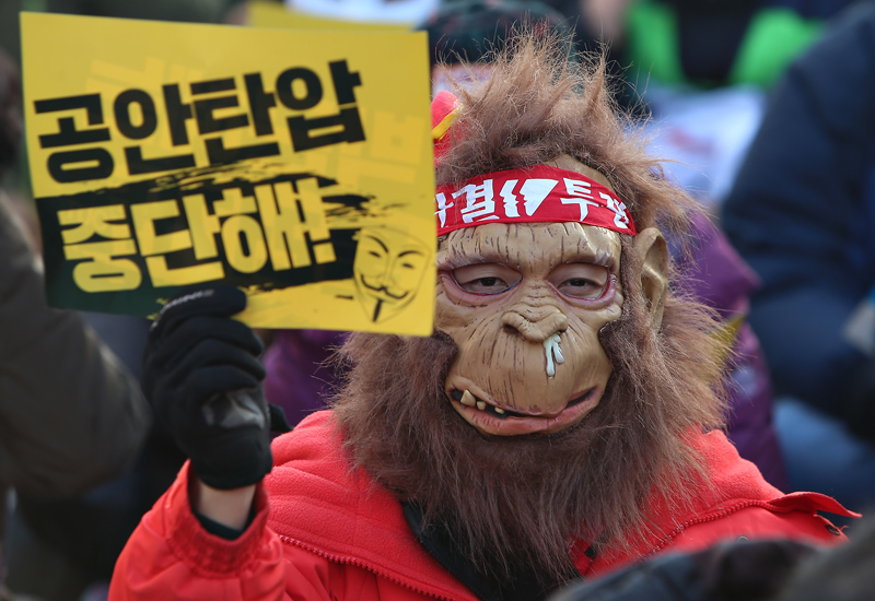 19일 오후 서울 광화문광장에서 열린 노동개악 저지! 백남기 농민 쾌유기원! 3차 민중총궐기 소요문화제에서 가면을 쓴 참가자가 민중총궐기에 대한 공안탄압 중단을 촉구하고 있다.