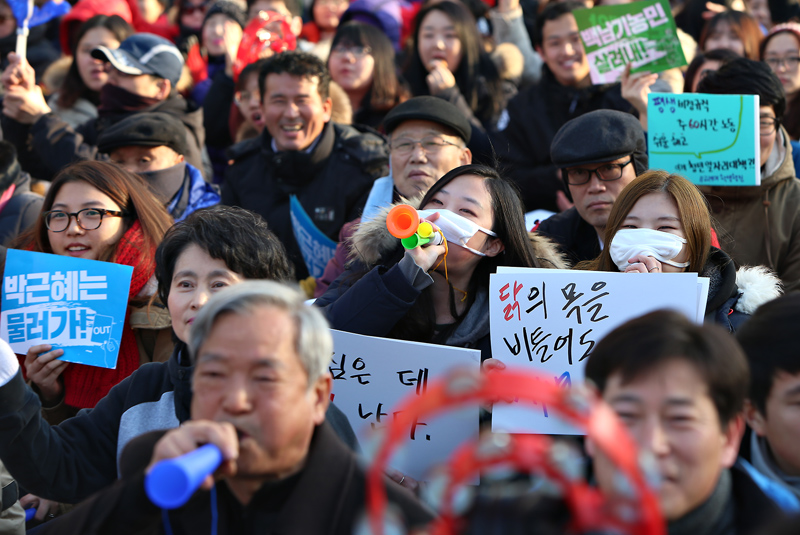 19일 오후 서울 광화문광장에서 열린 노동개악 저지! 백남기 농민 쾌유기원! 3차 민중총궐기 소요문화제에서 참가자들이 나팔을 불며 함성을 외치고 있다.