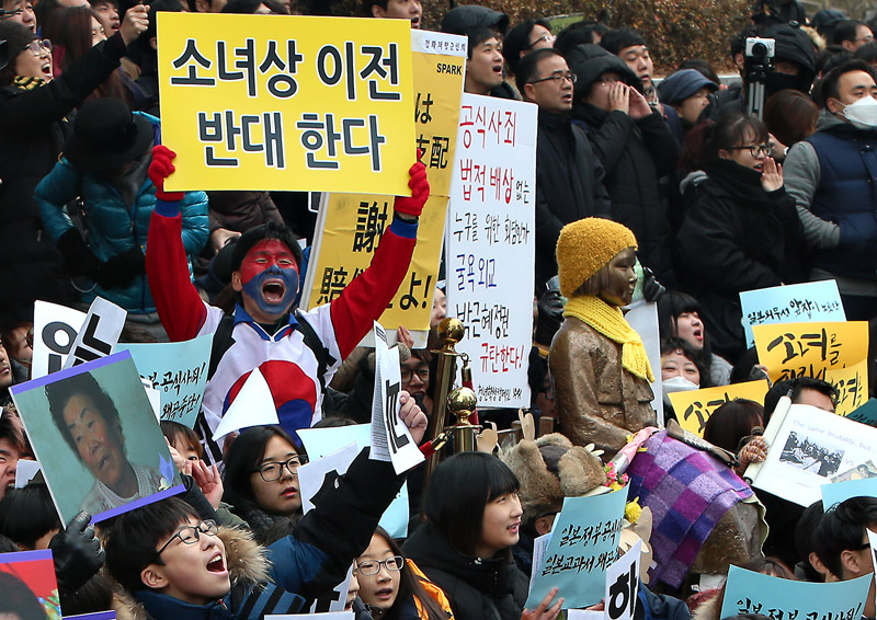 30일 오후 서울 종로구 일본대사관 앞에서 열린 일본군 위안부 문제 해결을 위한 제1211차 수요집회에서 참가자들이 구호를 외치고 있다.