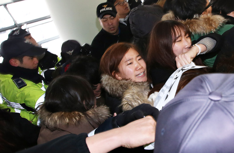 김샘 평화나비 네트워크 전국대표가 31일 오전 서울 종로구 일본대사관에서 대학생들과 함께 한일 일본군 위안부 협상을 규탄하며 기습시위를 벌이고 있다.