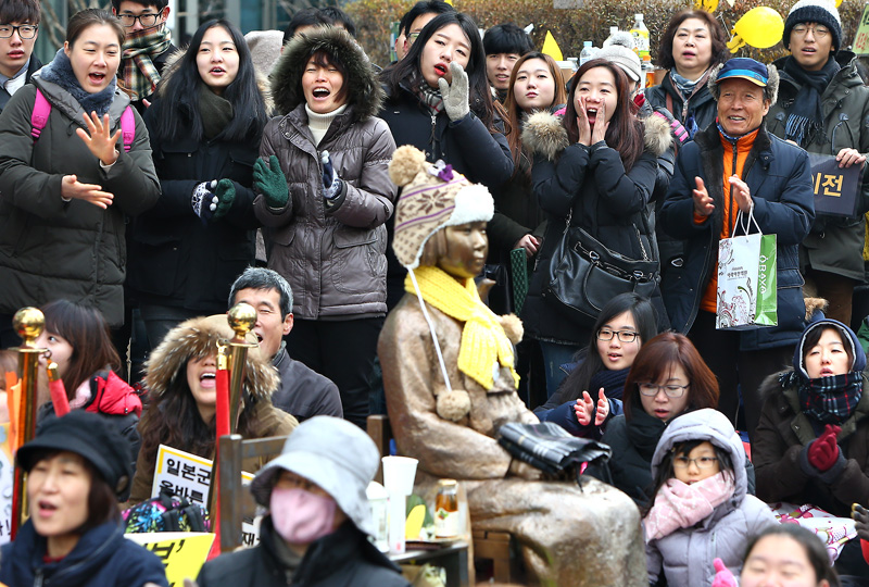 13일 오후 서울 종로구 일본대사관 앞에서 열린 제1213차 일본군 위안부 문제해결을 위한 정기 수요시위에서 시민들이 구호를 외치고 있다.