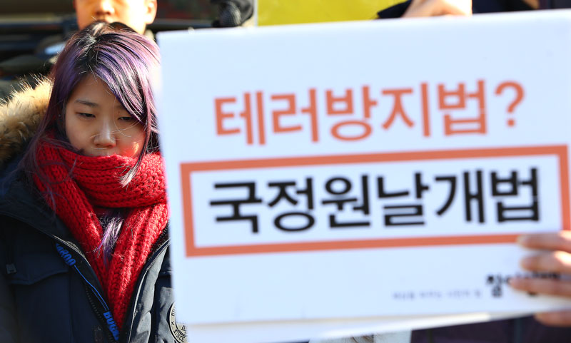 청년광장과 참여연대 등 청년노동인권시민단체 회원들이 14일 오전 서울 종로구 청운동주민센터 앞에서 기자회견을 열고 박근혜 대통령의 대국민담화를 규탄하고 있다. 이들은 박 대통령의 담화가 북핵위기 빌미로 국회에 악법처리 압박 및 노동 민생 파탄책을 강요했다고 밝혔다.