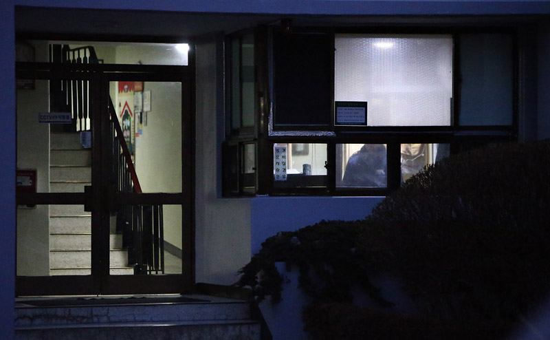 서울 가양동 D 아파트 경비실에서 경비원이 근무를 서고 있다.