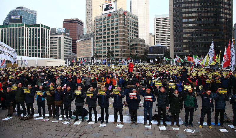 30일 오후 서울광장에서 열린 노동개악 정부지침 저지 공안탄압 분쇄 총파업 승리 민주노총 전국노동자대회에서 참가자들이 노동의례를 하고 있다.