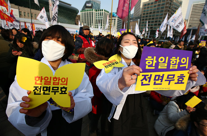 30일 오후 서울광장에서 열린 한일 위안부 합의 폐기 촉구 5차 토요시위에서 참석자들이 구호를 외치고 있다.