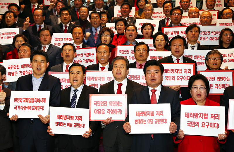새누리당 김무성 대표와 의원들이 23일 오후 국회 로텐더홀 계단에서 결의대회를 열고 테러방지법 처리를 막기 위해 무제한토론 필리버스터를 사용한 더불어민주당을 규탄하고 있다.