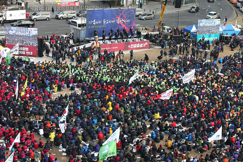 27일 오후 서울 시청광장에서 열린 4차 민중총궐기 및 범국민대회에서 참가자들이 함께 구호를 외치며 백남기 농민의 쾌유를 기원하고 있다.