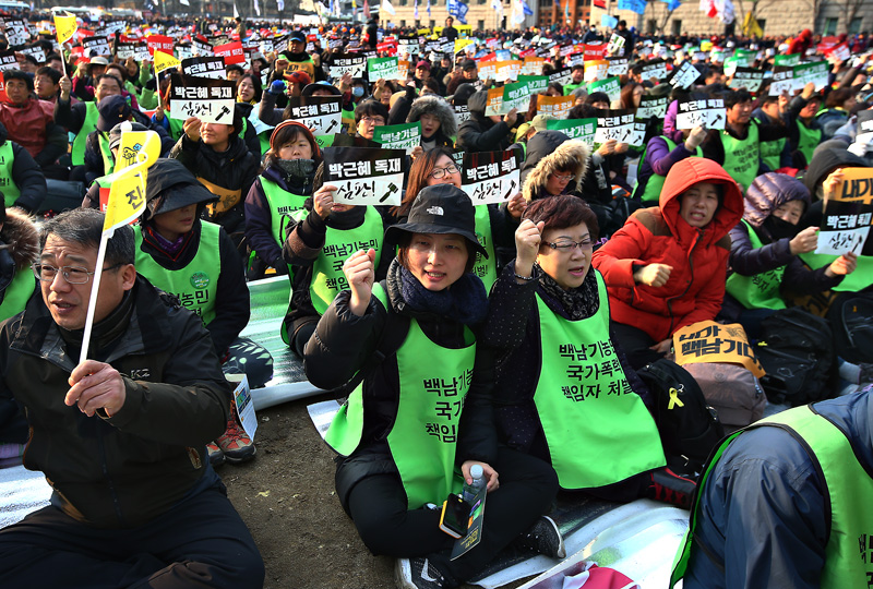 27일 오후 서울 시청광장에서 열린 4차 민중총궐기 및 범국민대회에서 백남기 농민의 딸 백도라지 씨와 참가자들이 함께 구호를 외치고 있다.