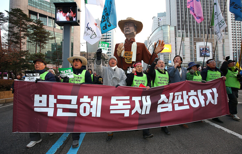 27일 오후 서울 을지로입구에서 4차 민중총궐기 및 범국민대회 참가자들이 백남기농민이 입원한 대학로 서울대병원을 향해 행진하고 있다.