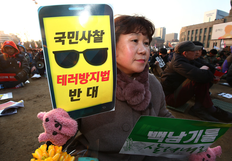 27일 오후 서울 시청광장에서 열린 4차 민중총궐기 및 범국민대회에서 참가자가 테러방지법 처리를 반대하고 있다.