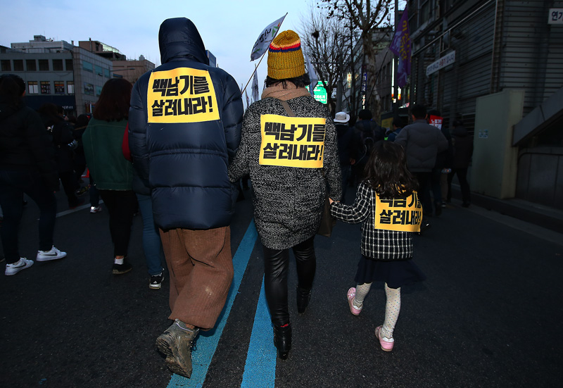 27일 오후 서울 시청광장에서 열린 4차 민중총궐기 및 범국민대회에서 참가자들이 백남기 농민이 입원한 서울대병원을 향해 행진을 시작했다. 한 가족이 몸에 백남기를 살려내라 몸자보를 한 채 행진하고 있다.