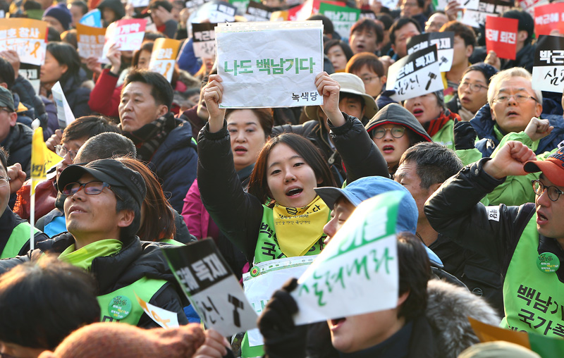 27일 오후 서울 시청광장에서 열린 4차 민중총궐기 및 범국민대회 참가자들이 구호를 외치고 있다.