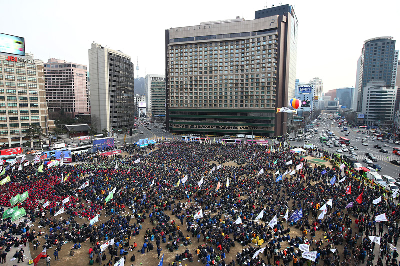 27일 오후 서울 시청광장에서 열린 4차 민중총궐기 및 범국민대회에서 참가자들이 구호를 외치고 있다.