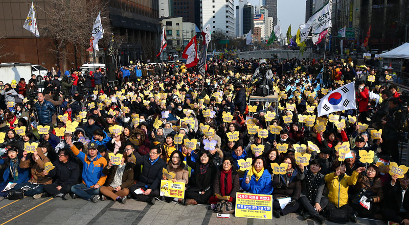 3.1절인 1일 오후 서울 청계광장에서 열린 한일 위안부합의 무효 전국행동에서 광장을 가득 채운 참가자들이 규탄 구호를 외치고 있다.