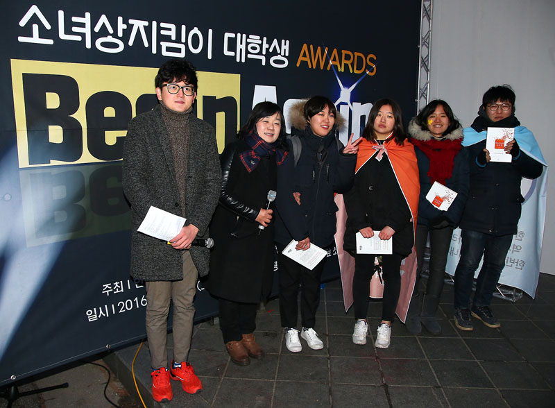 1일 오후 서울 종로구 옛 일본대사관 앞 평화의 소녀상 옆에서 열린 소녀상지킴이 대학생 어워즈에서 정대협 윤미향 상임대표와 소녀상 지킴이 대학생들이 포즈를 취하고 있다.