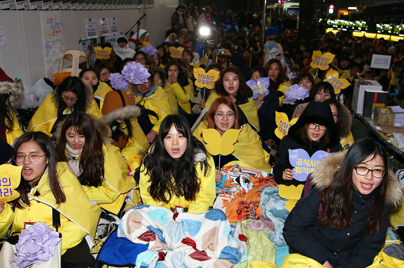1일 오후 서울 종로구 옛 일본대사관 앞 평화의 소녀상 옆에서 열린 소녀상지킴이 대학생 어워즈에서 참석자들이 구호를 외치며 한일 위안부합의를 규탄하고 있다.