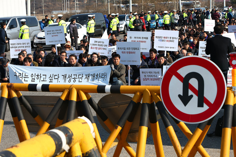 지난해 3월 16일 오후 경기도 파주시 통일대교에서 개성공단 평화대행진에 참여한 개성공단 입주기업 및 협력기업 임직원과 가족들이 바리케이트 앞에 앉은 채 집회를 하고 있다.