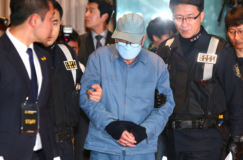 28일 오전 서울 시청에서 열린 4.16세월호참사 특별조사위원회 제2차 청문회에서 이준석 선장이 수의와 수갑을 찬 채 증인으로 출석하고 있다.