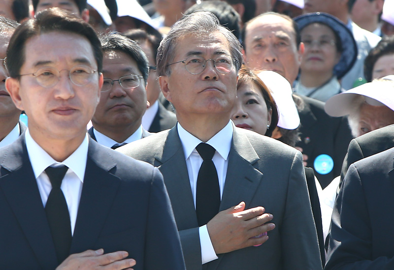 2016년 5월 18일 오전 광주 북구 5.18 민주묘지에서 열린 5.18 민주화운동 36주년 기념식에서 문재인 당시 더불어민주당 전 대표가 국민의례를 하고 있다.