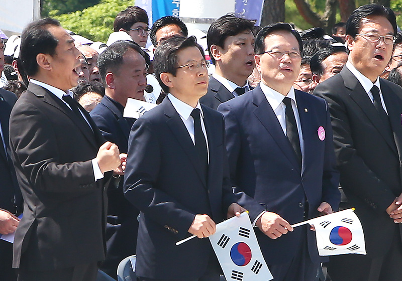 지난 2016년 5월 18일 오전 광주 북구 5.18 민주묘지에서 열린 5.18 민주화운동 36주년 기념식에서 참석자들이 임을 위한 행진곡을 합창하는 가운데 황교안 당시 국무총리는 노래를 부르지 않고 있다.