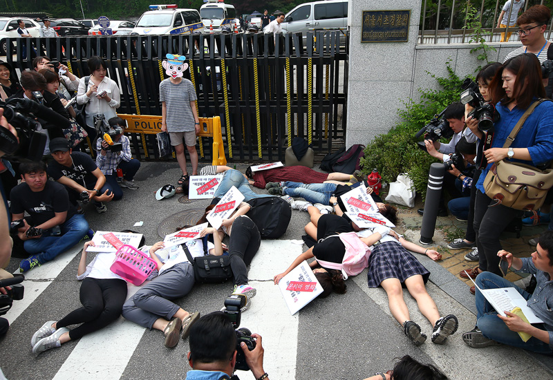 23일 오후 서울 서초동 서초경찰서 앞에서 20대 여성들이 집단행동을 통해 강남 여성 살인사건을 묻지마 범죄로 규정한 서초서에 항의하고 있다.