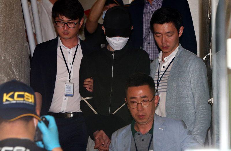 강남 살인사건 피의자 김모씨가 24일 오전 서울 서초구 강남역 인근 한 주점 화장실에서 현장검증을 마친 뒤 현장을 나서고 있다.
