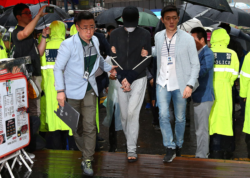 강남역 살인사건 피의자 김모씨가 24일 오전 현장검증을 위해 빗속에서 서울 서초구 강남역 인근 한 주점 화장실로 향하고 있다.