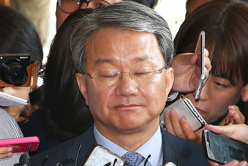 정운호 네이처리퍼블릭 대표의 법조비리 의혹에 연루된 홍만표 변호사가 27일 오전 서울 서초구 서울중앙지검에서 조사를 앞두고 기자들의 질문에 답하다 눈을 감고 있다.