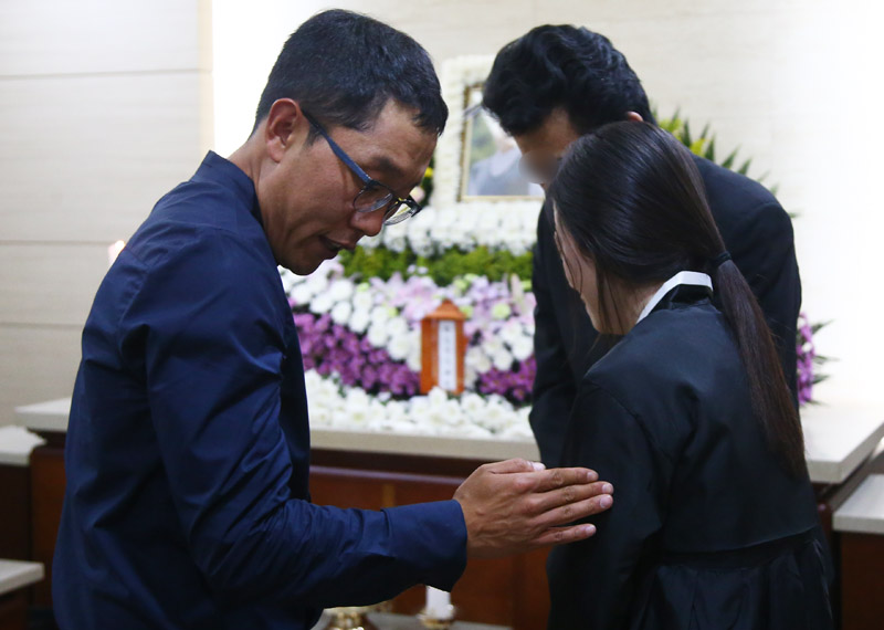 오후 서울 광진구 건국대병원 장례식장에 마련된 구의역 스크린도어 사고 희생자 김모씨의 분향소를 찾아 유가족을 위로하는 방송인 김제동