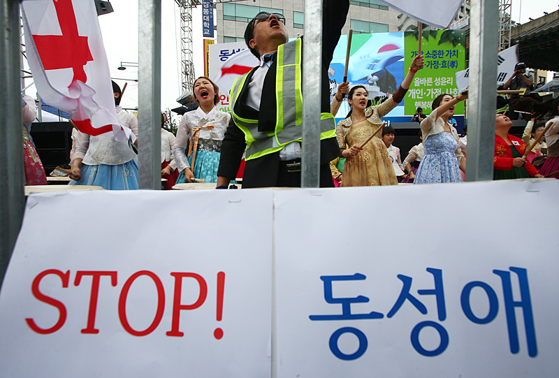서울 중구 대한문 앞에서 열린 2016 서울광장 동성애 퀴어축제반대 국민대회에서 참가자들이 북을 치며 동성애 반대 연합기도회를 열고 있다.