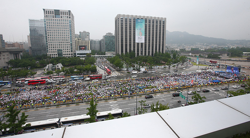 11일 오후 서울 광화문광장에서 열린 지방재정 개악 저지 지방자치 수호 시민문화제에 성남, 화성, 수원 등에서 온 많은 시민들이 참석해 광장을 가득 채우고 있다.