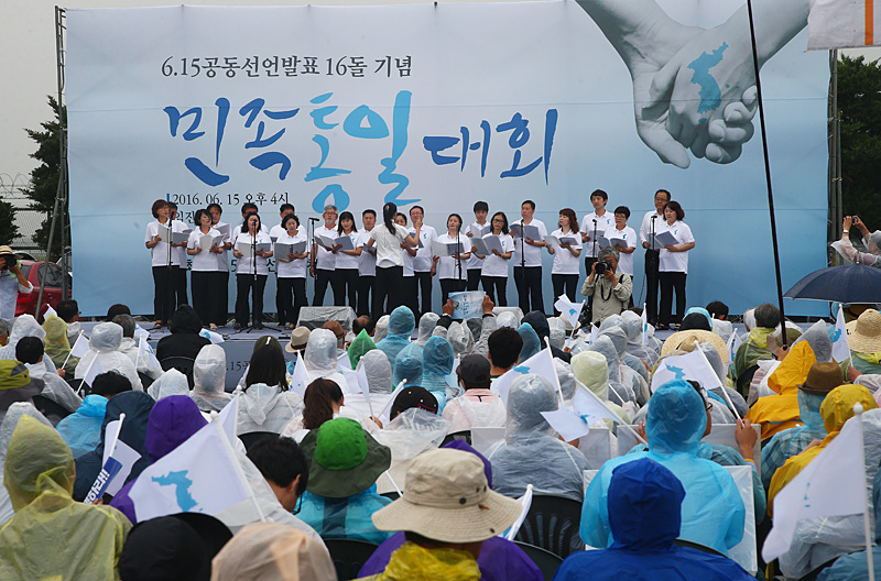 15일 오후 경기도 파주 임진각에서 열린 6.15 남북공동선언 16돌 기념 민족통일대회에서 노래 공연을 하고 있다.