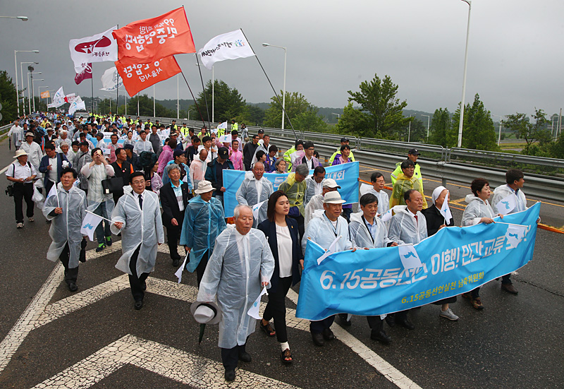 15일 오후 경기도 파주 임진각에서 열린 6.15 남북공동선언 16돌 기념 민족통일대회 참가자들이 걸어서 북으로 가는 관문인 통일대교로 향하고 있다.