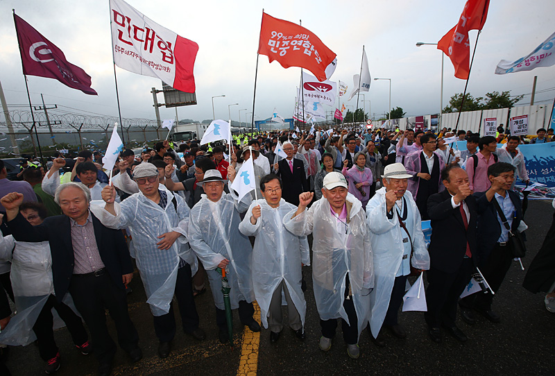 15일 오후 경기도 파주 통일대교 앞에서 6.15 남북공동선언 16돌 기념 민족통일대회 참가자들이 정리집회를 갖고 있다.