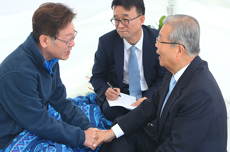 정부의 지방재정 개편 철회를 요구하며 11일째 서울 광화문광장에서 단식농성을 해온 이재명 성남시장이 17일 오전 농성장을 찾은 더불어민주당 김종인 비대위 대표와 이야기를 나누고 있다. 김 대표는 단식 중단을 권고했다.