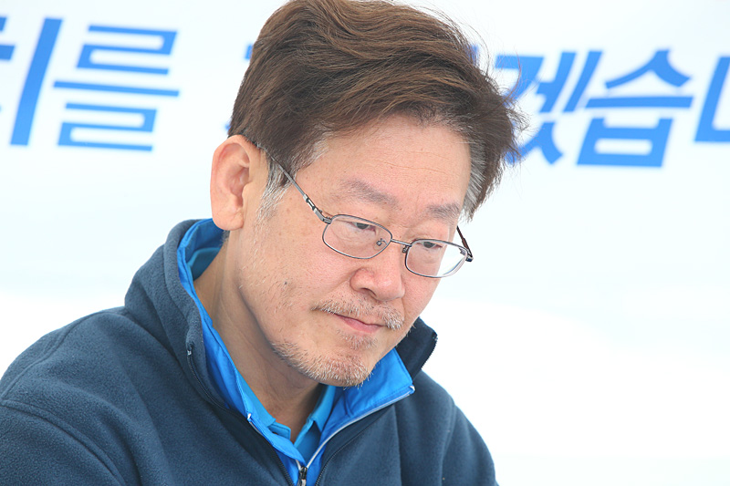 정부의 지방재정 개편 철회를 요구하며 11일째 서울 광화문광장에서 단식농성을 해온 이재명 성남시장이 17일 오전 농성장에서 더불어민주당 김종인 대표의 단식 중단 권고 이후 생각에 잠겨 있다.