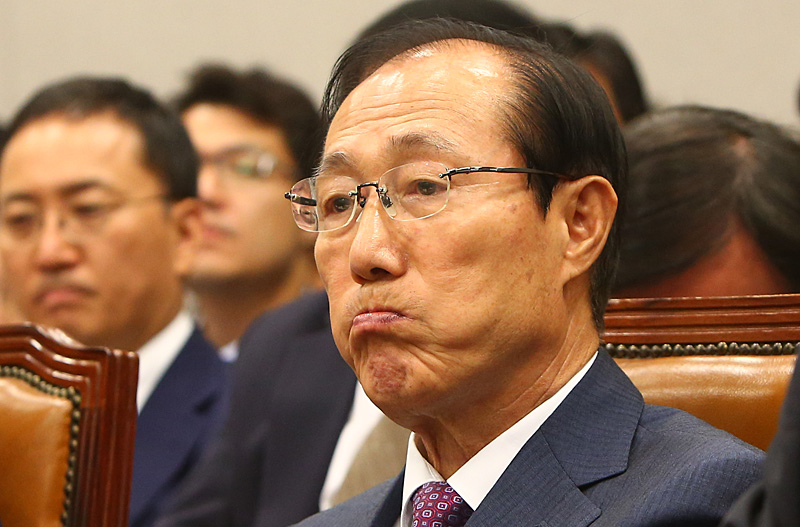 이원종 청와대 비서실장이 1일 오후 국회에서 열린 운영위원회 전체회의에서 곤혹스러운 표정을 짓고 있다.