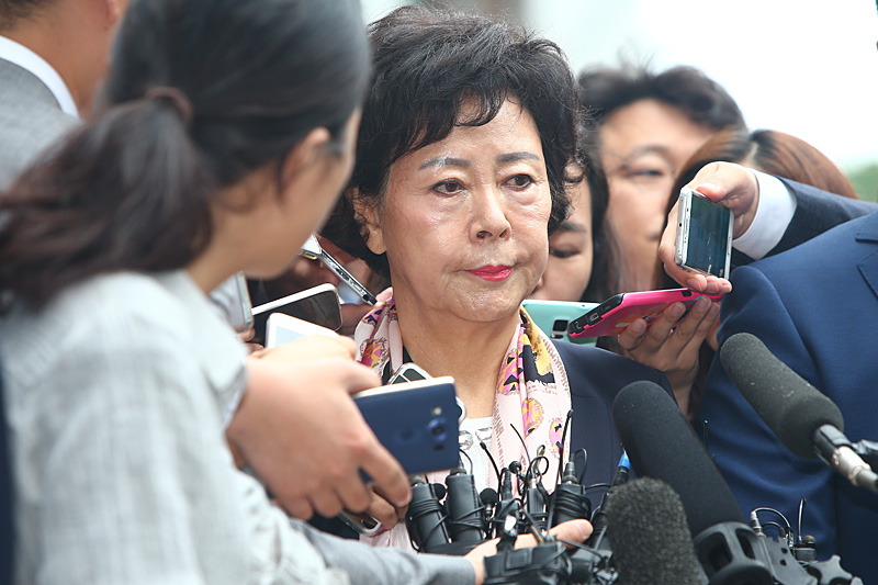 정운호 네이처리퍼블릭 전 대표로부터 롯데면세점 입점 로비 의혹을 받고 있는 신영자 롯데장학재단 이사장이 1일 오전 서울 서초구 서울중앙지검 별관에 피의자 신분으로 조사를 위해 출석하며 질문을 받고 있다.
