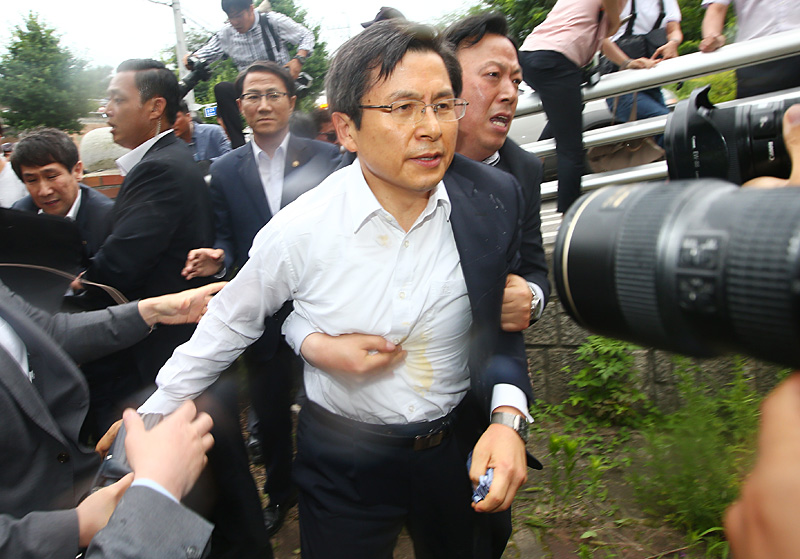 15일 오후 경북 성주군청 앞에서 사드배치 설명회를 가졌다가 주민들에게 고립되었던 황교안 국무총리가 주민들을 피해 빠져나가고 있다.