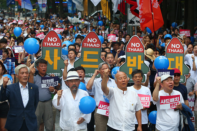 23일 오후 서울 청계광장에서 열린 사드 한국배치 절대안돼 시민행동대회에서 참가자들이 민중의례를 하고 있다.