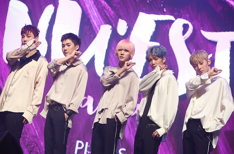그룹 뉴이스트(JR, Aron, 백호, 민현, 렌)
