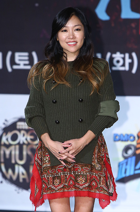 가수 박정현이 21일 오후 서울 상암 MBC에서 열린 2016 DMC 페스티벌 미디어데이 행사에서 포토타임을 가지고 있다.