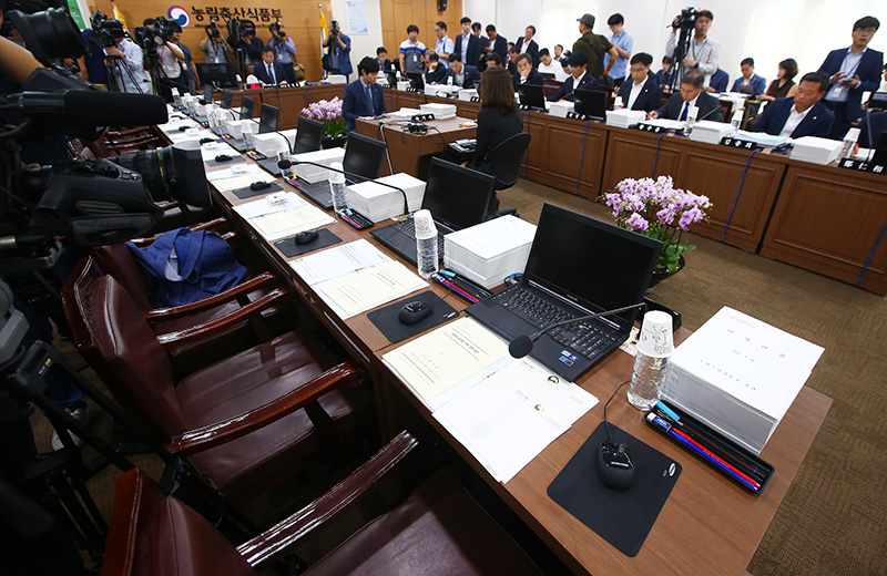 26일 오전 정부세종청사에서 열린 국회 농해수위의 농림축산식품부 국정감사에서 새누리당 의원들이 불참해 빈 의자들이 보이고 있다.